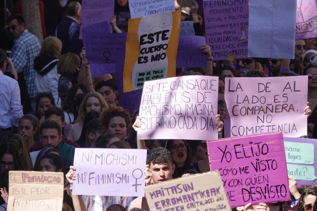Repaso completo en imágenes a una marcha multitudinaria este Día de la Mujer en Granada