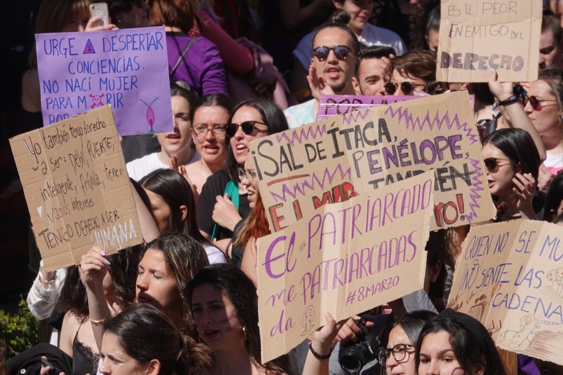 Repaso completo en imágenes a una marcha multitudinaria este Día de la Mujer en Granada