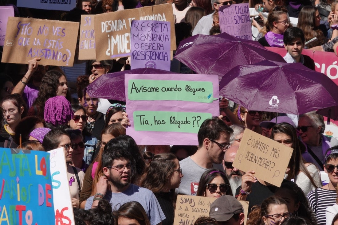 Repaso completo en imágenes a una marcha multitudinaria este Día de la Mujer en Granada