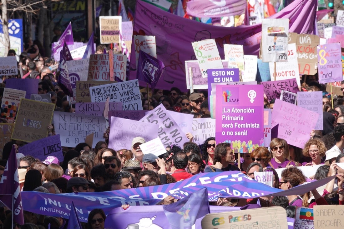 Repaso completo en imágenes a una marcha multitudinaria este Día de la Mujer en Granada