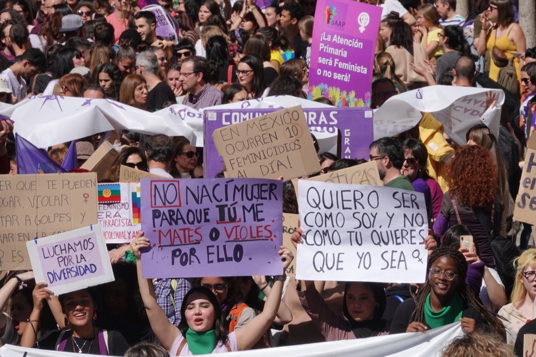 Repaso completo en imágenes a una marcha multitudinaria este Día de la Mujer en Granada