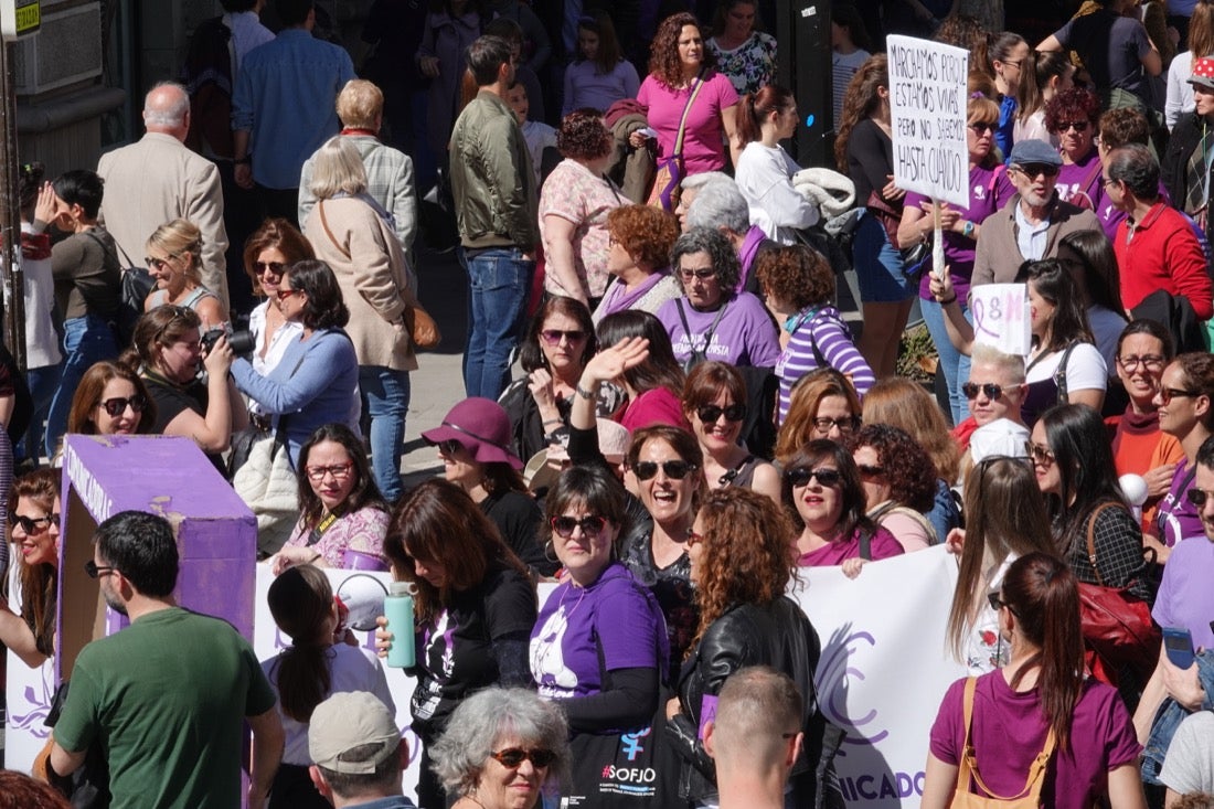 Repaso completo en imágenes a una marcha multitudinaria este Día de la Mujer en Granada