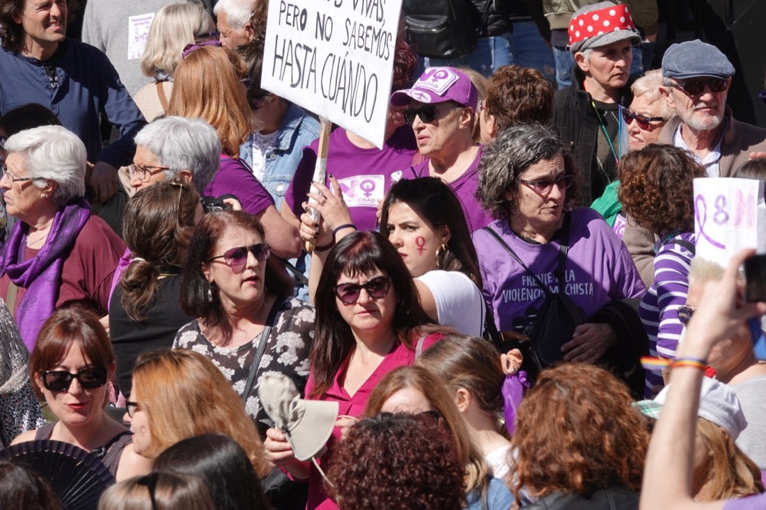 Repaso completo en imágenes a una marcha multitudinaria este Día de la Mujer en Granada