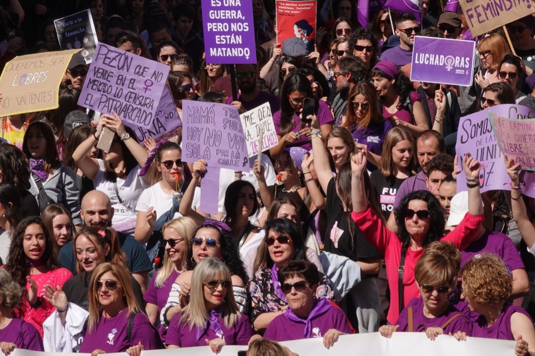 Repaso completo en imágenes a una marcha multitudinaria este Día de la Mujer en Granada