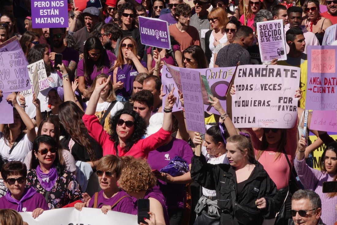 Repaso completo en imágenes a una marcha multitudinaria este Día de la Mujer en Granada
