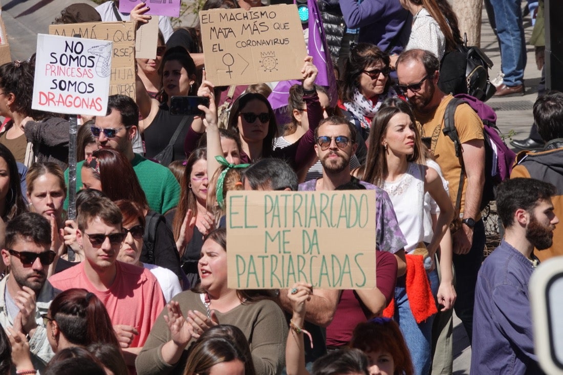 Repaso completo en imágenes a una marcha multitudinaria este Día de la Mujer en Granada