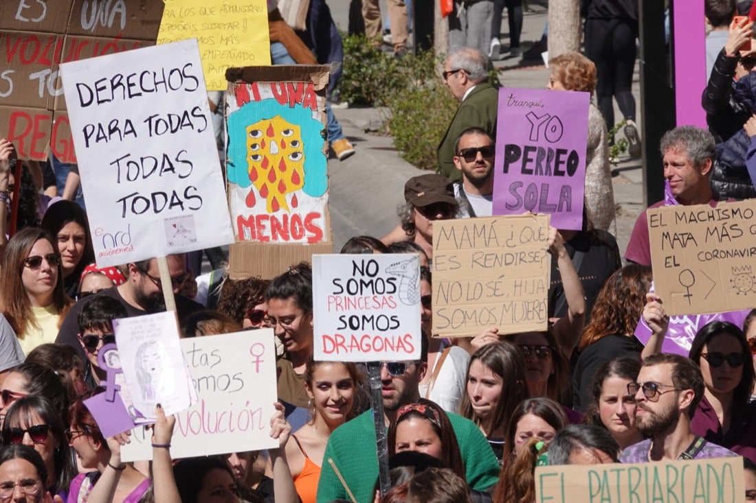 Repaso completo en imágenes a una marcha multitudinaria este Día de la Mujer en Granada