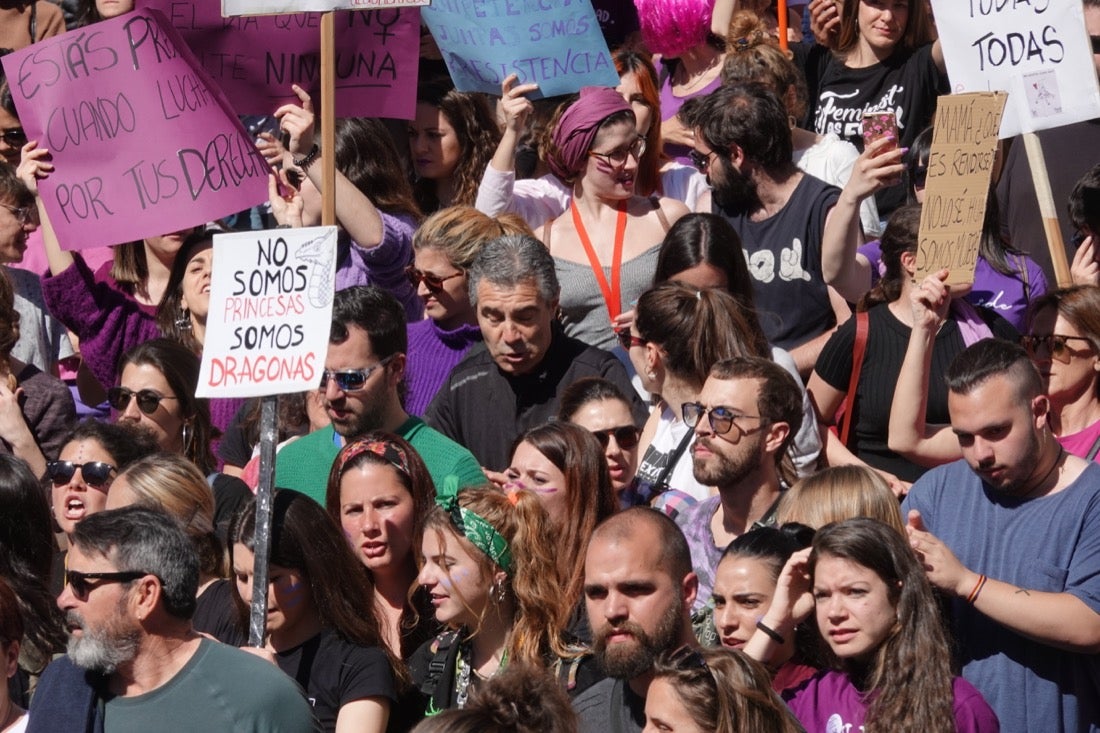 Repaso completo en imágenes a una marcha multitudinaria este Día de la Mujer en Granada