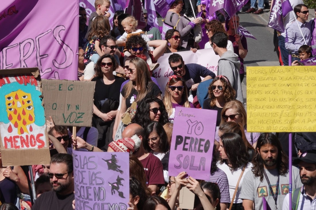 Repaso completo en imágenes a una marcha multitudinaria este Día de la Mujer en Granada