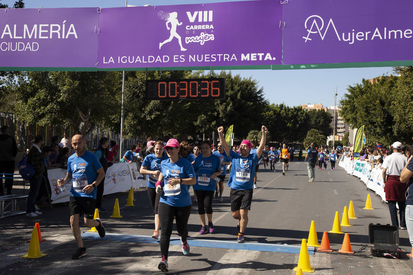 Ambiente festivo en la octava Carrera de la Mujer. 