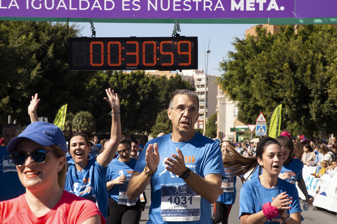 Ambiente festivo en la octava Carrera de la Mujer. 