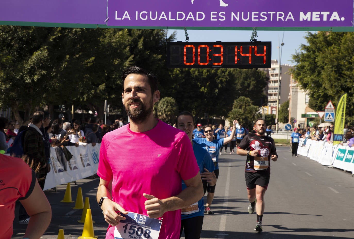 Ambiente festivo en la octava Carrera de la Mujer. 