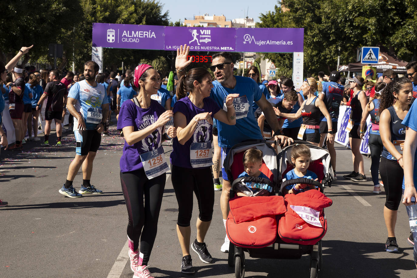 Ambiente festivo en la octava Carrera de la Mujer. 