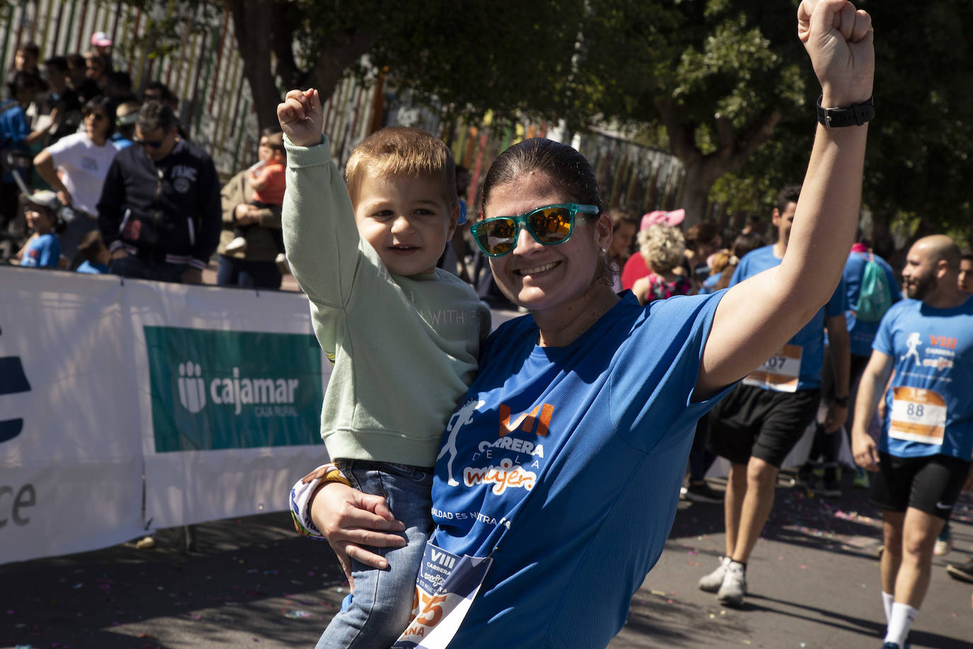 Ambiente festivo en la octava Carrera de la Mujer. 