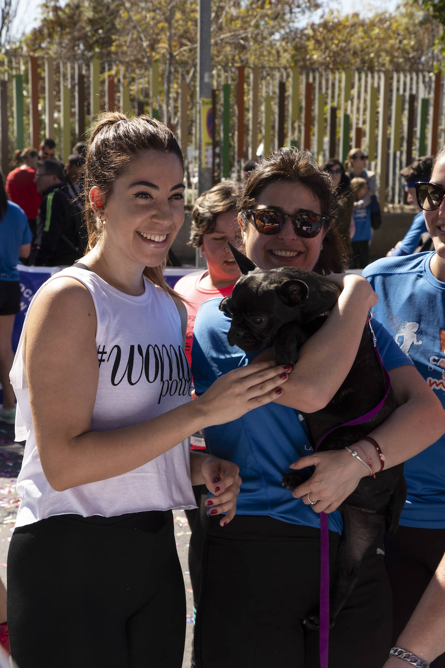 Ambiente festivo en la octava Carrera de la Mujer. 