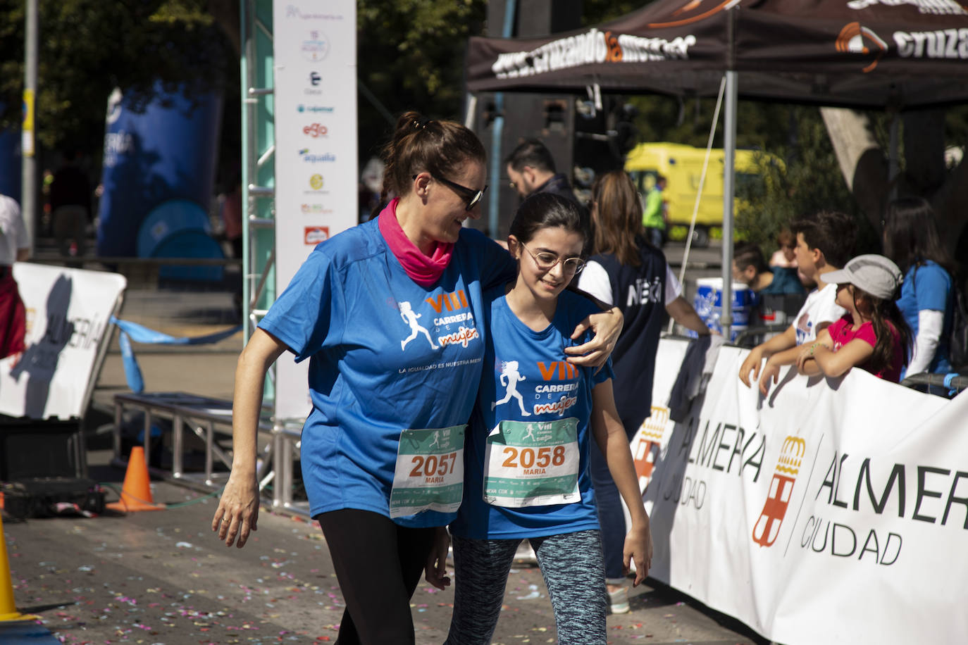 Ambiente festivo en la octava Carrera de la Mujer. 