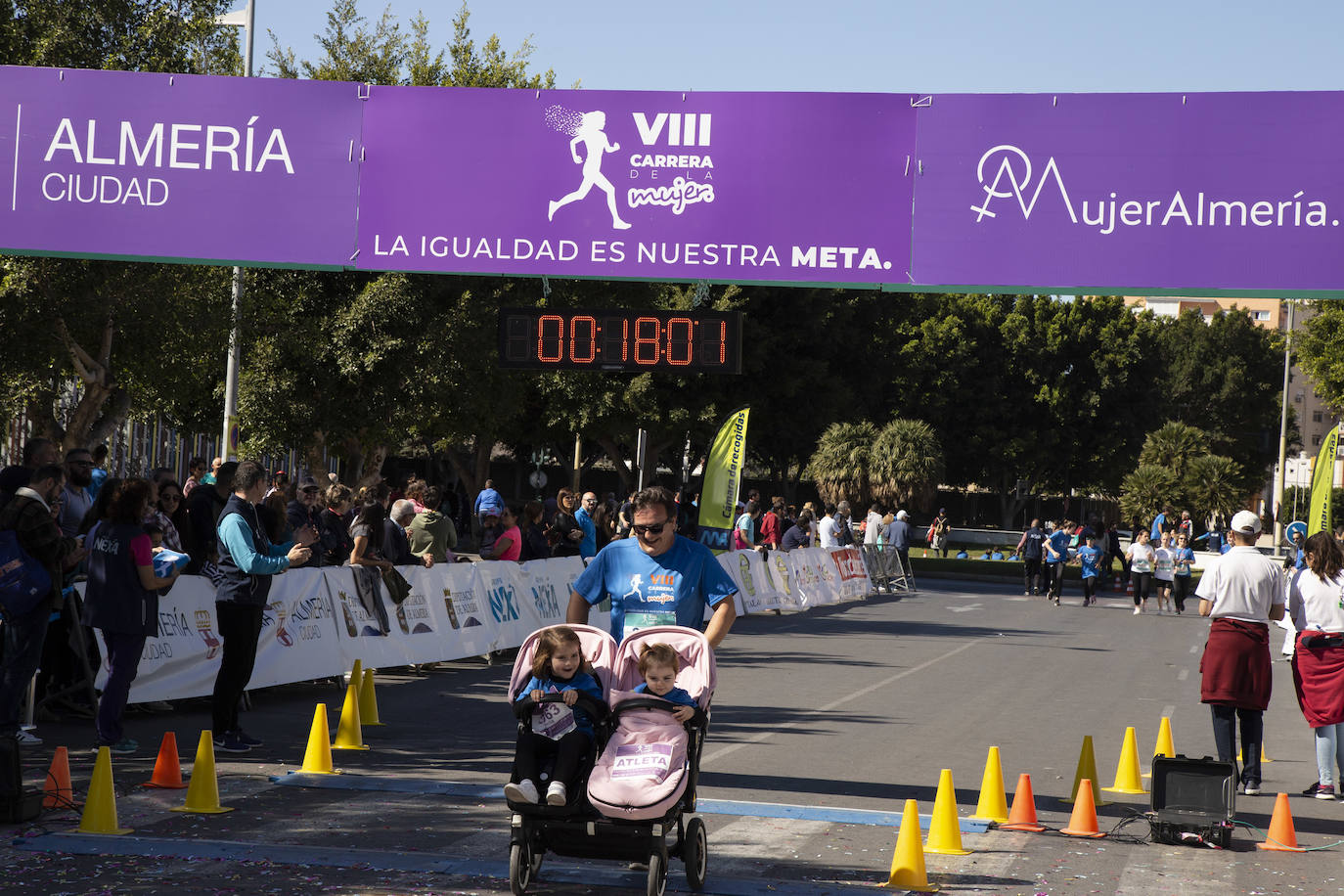 Ambiente festivo en la octava Carrera de la Mujer. 