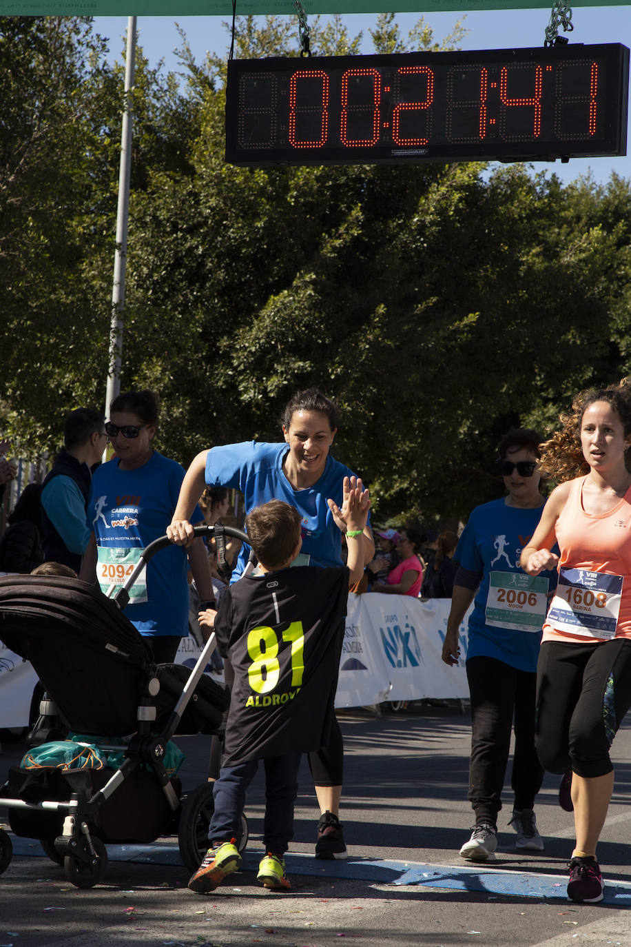 Ambiente festivo en la octava Carrera de la Mujer. 