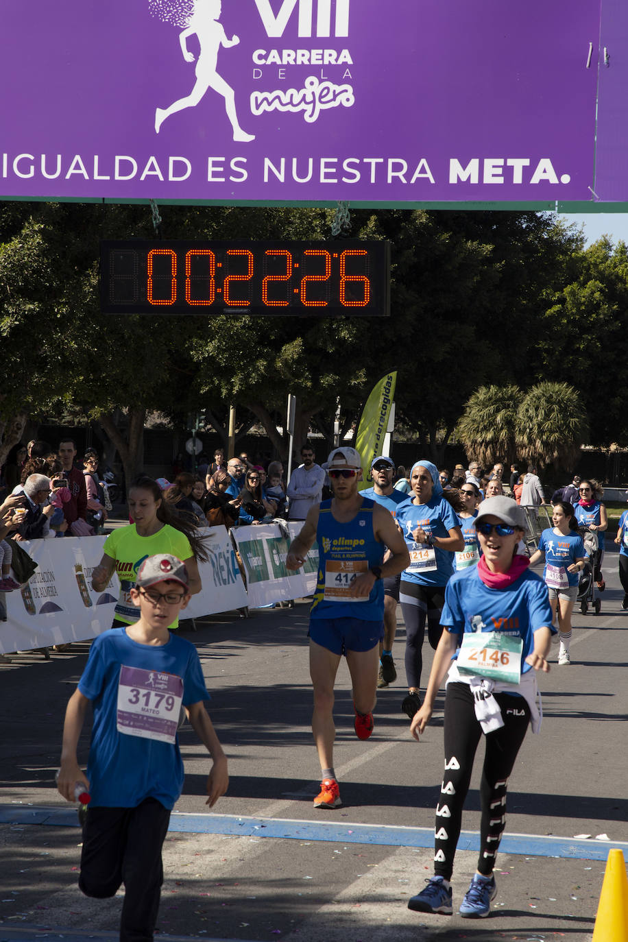 Ambiente festivo en la octava Carrera de la Mujer. 