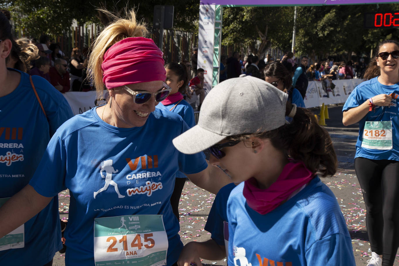 Ambiente festivo en la octava Carrera de la Mujer. 