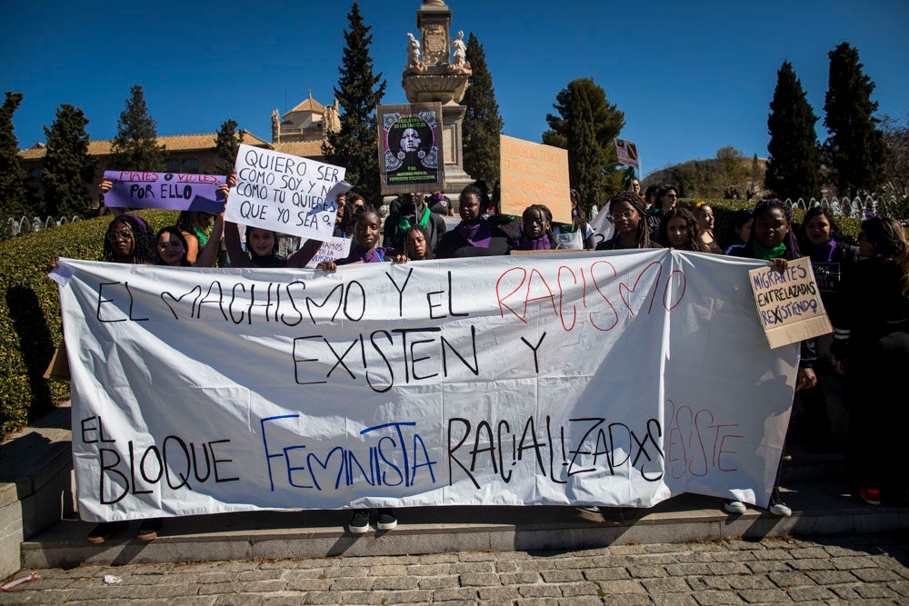 Miles de manifestantes han portada pancartas con mensajes reivindicativos