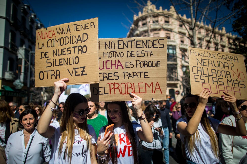 Miles de manifestantes han portada pancartas con mensajes reivindicativos