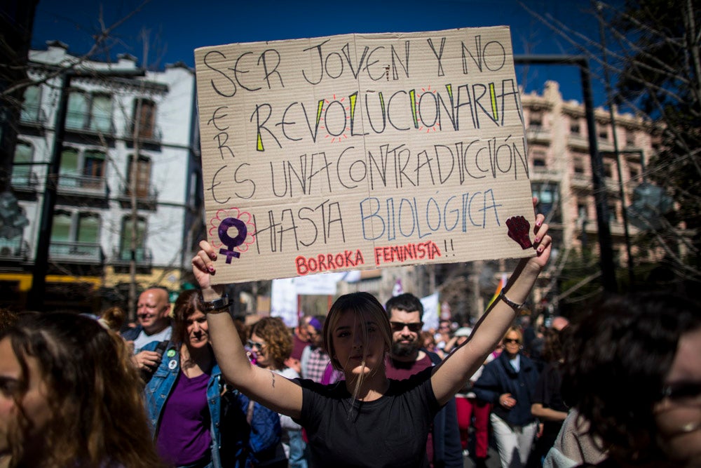 Miles de manifestantes han portada pancartas con mensajes reivindicativos