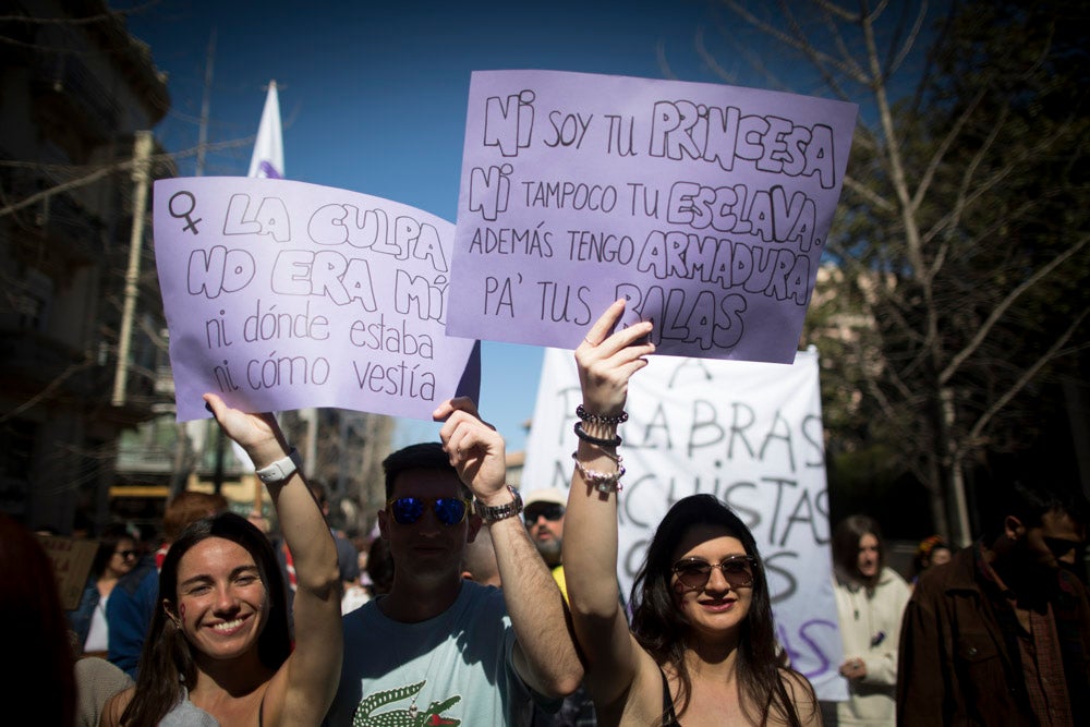 Miles de manifestantes han portada pancartas con mensajes reivindicativos
