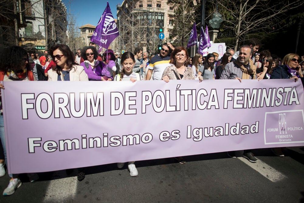 Miles de manifestantes han portada pancartas con mensajes reivindicativos