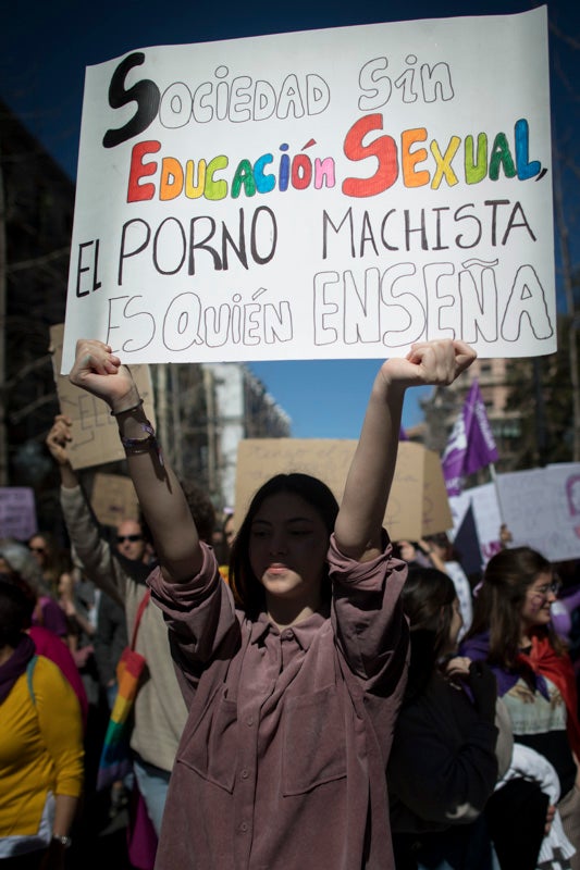 Miles de manifestantes han portada pancartas con mensajes reivindicativos