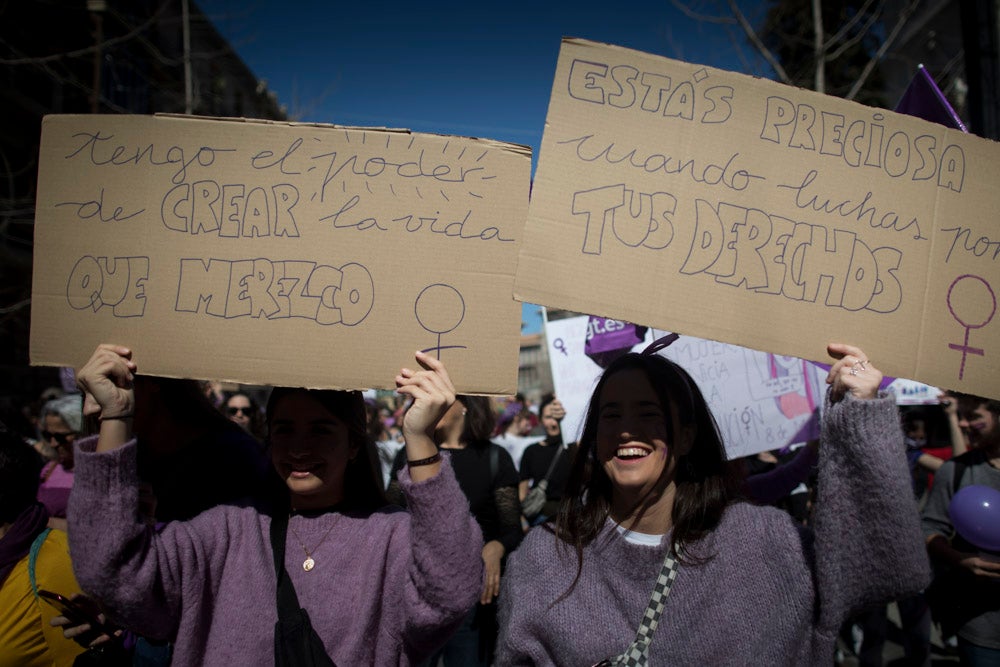 Miles de manifestantes han portada pancartas con mensajes reivindicativos