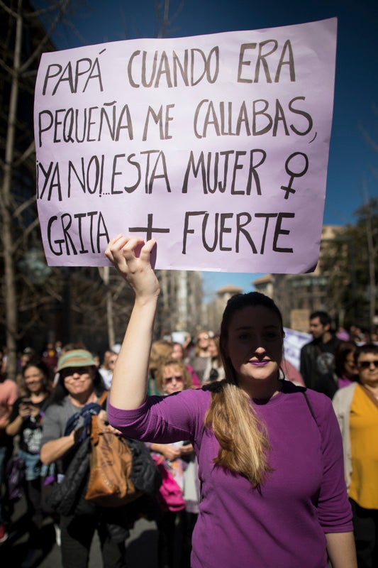 Miles de manifestantes han portada pancartas con mensajes reivindicativos