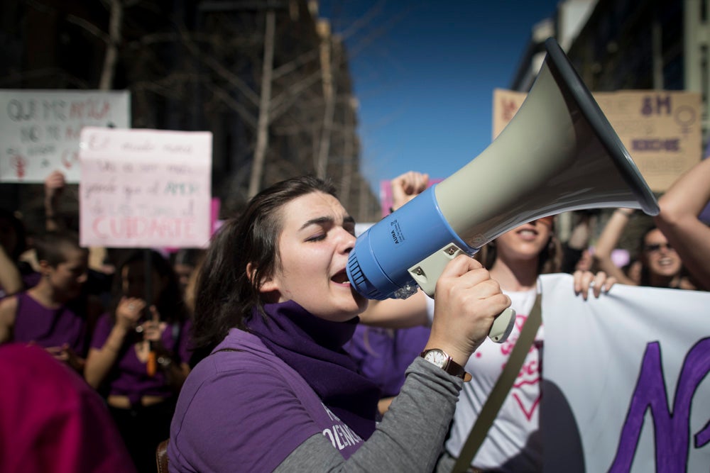 Miles de manifestantes han portada pancartas con mensajes reivindicativos