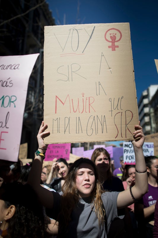 Miles de manifestantes han portada pancartas con mensajes reivindicativos