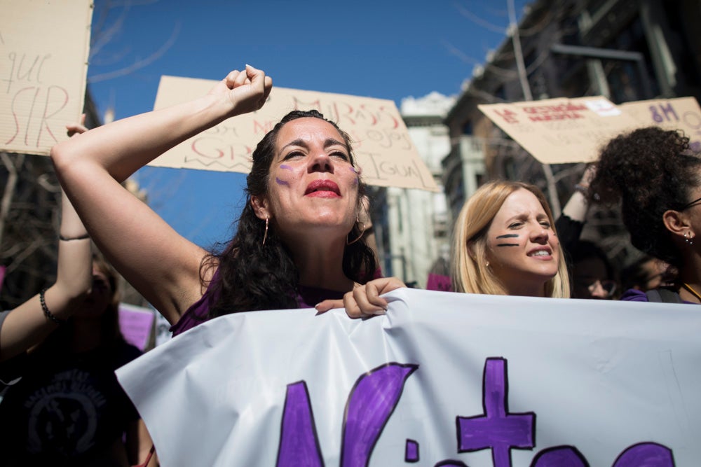 Miles de manifestantes han portada pancartas con mensajes reivindicativos