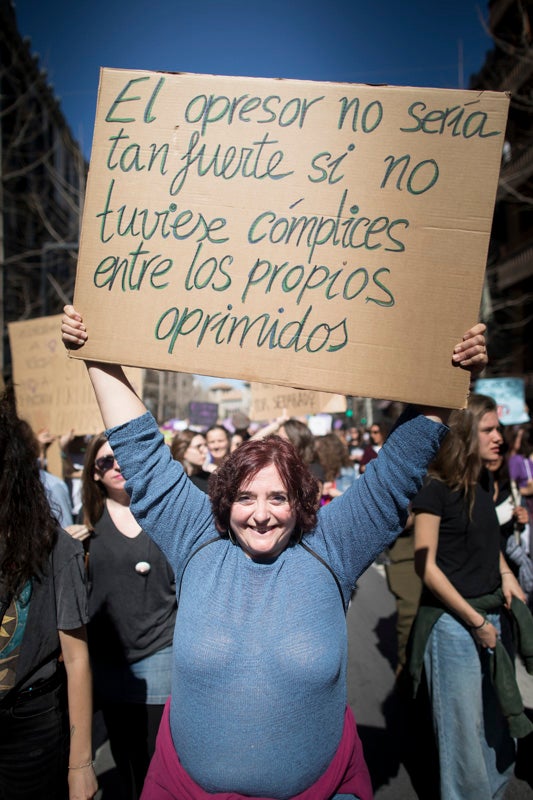 Miles de manifestantes han portada pancartas con mensajes reivindicativos
