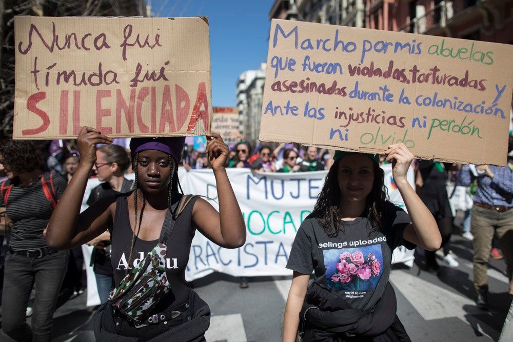 Miles de manifestantes han portada pancartas con mensajes reivindicativos
