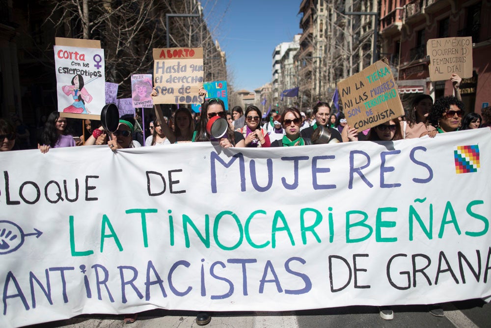 Miles de manifestantes han portada pancartas con mensajes reivindicativos