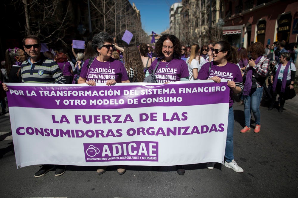 Miles de manifestantes han portada pancartas con mensajes reivindicativos