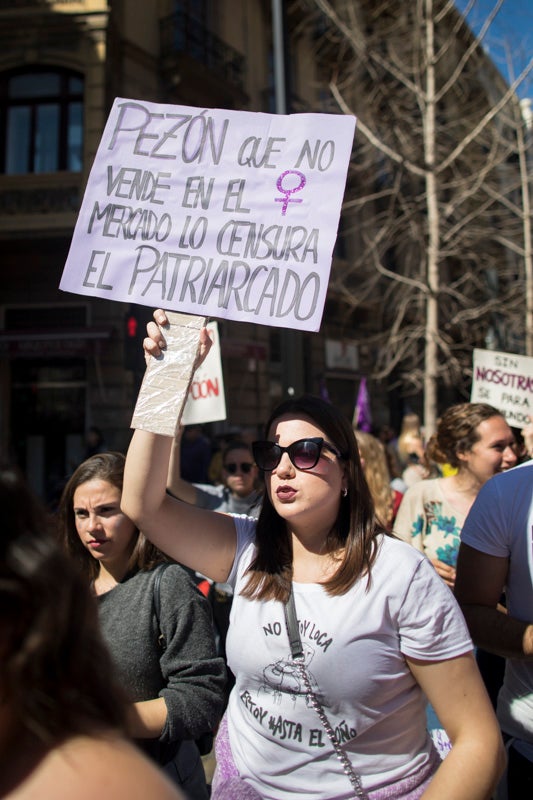 Miles de manifestantes han portada pancartas con mensajes reivindicativos