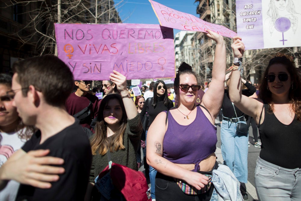 Miles de manifestantes han portada pancartas con mensajes reivindicativos