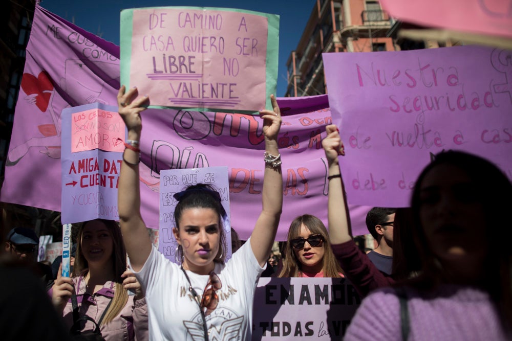 Miles de manifestantes han portada pancartas con mensajes reivindicativos