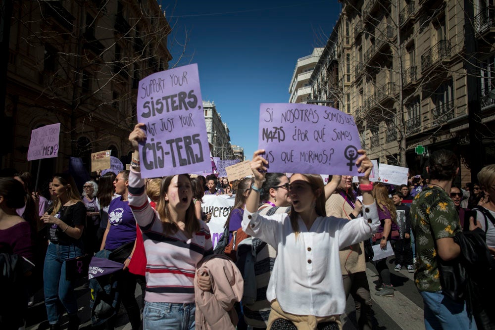 Miles de manifestantes han portada pancartas con mensajes reivindicativos