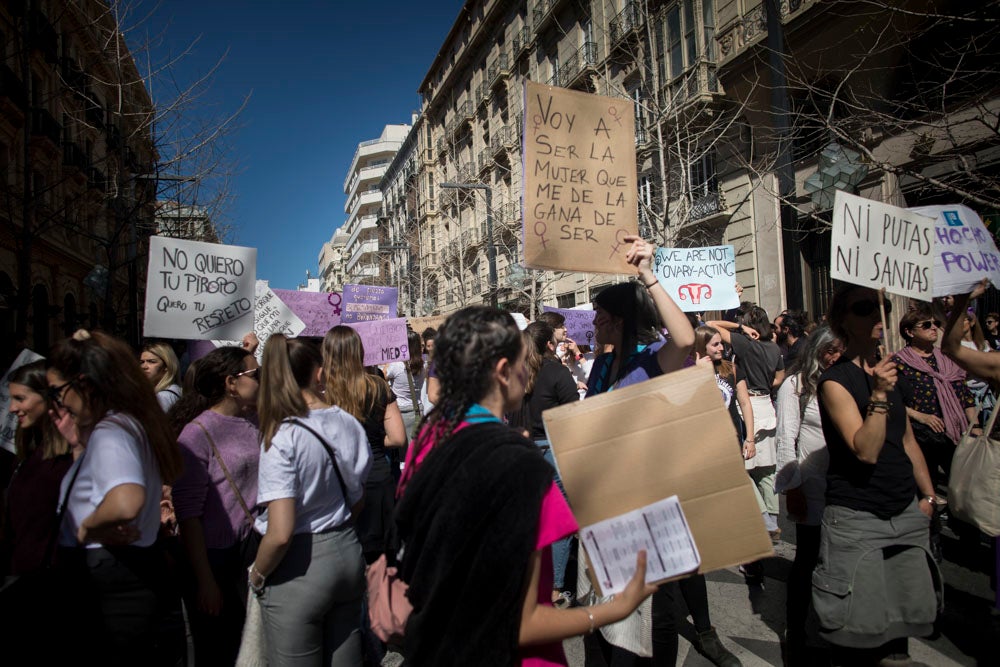 Miles de manifestantes han portada pancartas con mensajes reivindicativos