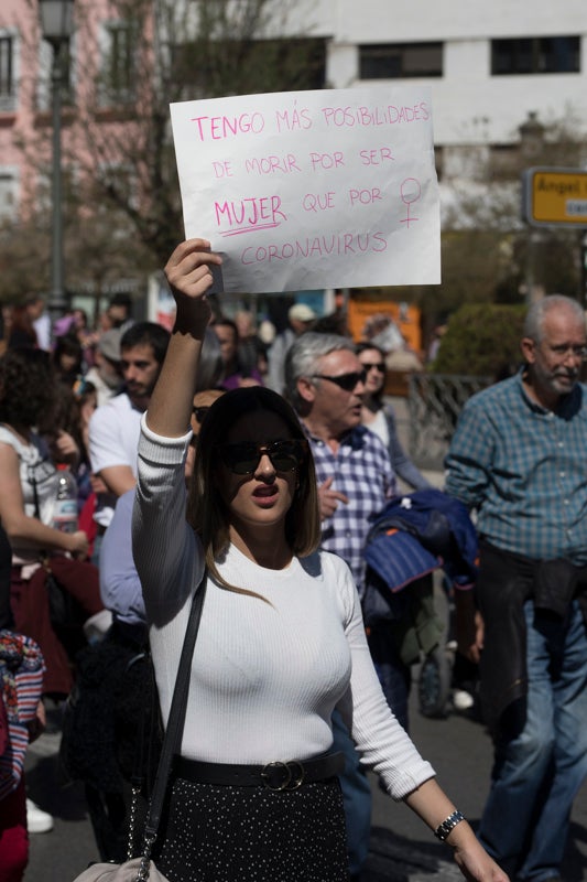 Miles de manifestantes han portada pancartas con mensajes reivindicativos