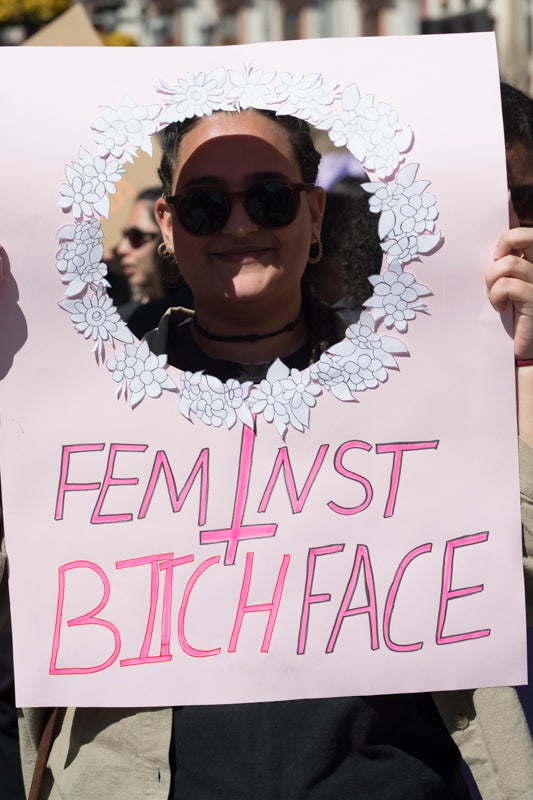 Miles de manifestantes han portada pancartas con mensajes reivindicativos