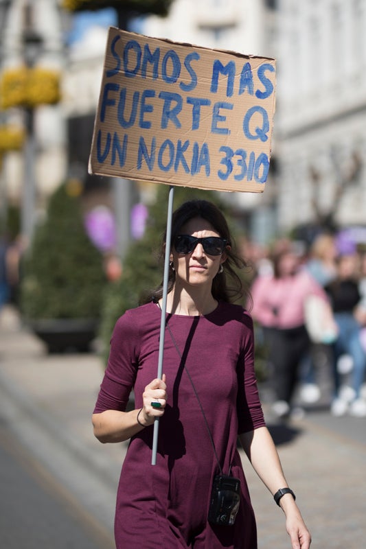 Miles de manifestantes han portada pancartas con mensajes reivindicativos