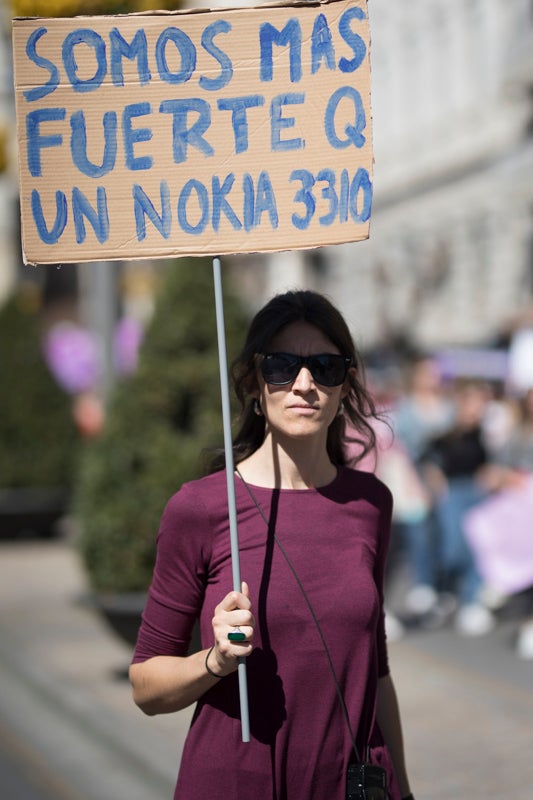 Miles de manifestantes han portada pancartas con mensajes reivindicativos