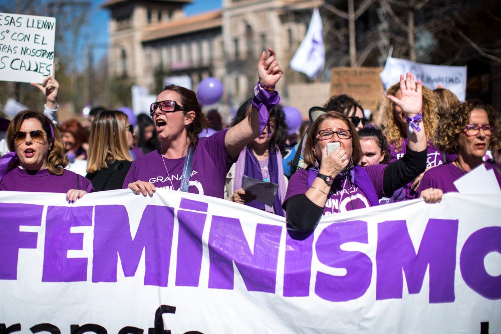 Miles de manifestantes han portada pancartas con mensajes reivindicativos