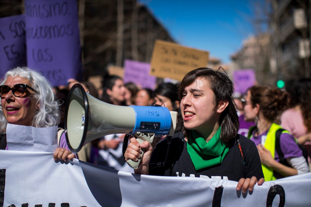 Miles de manifestantes han portada pancartas con mensajes reivindicativos